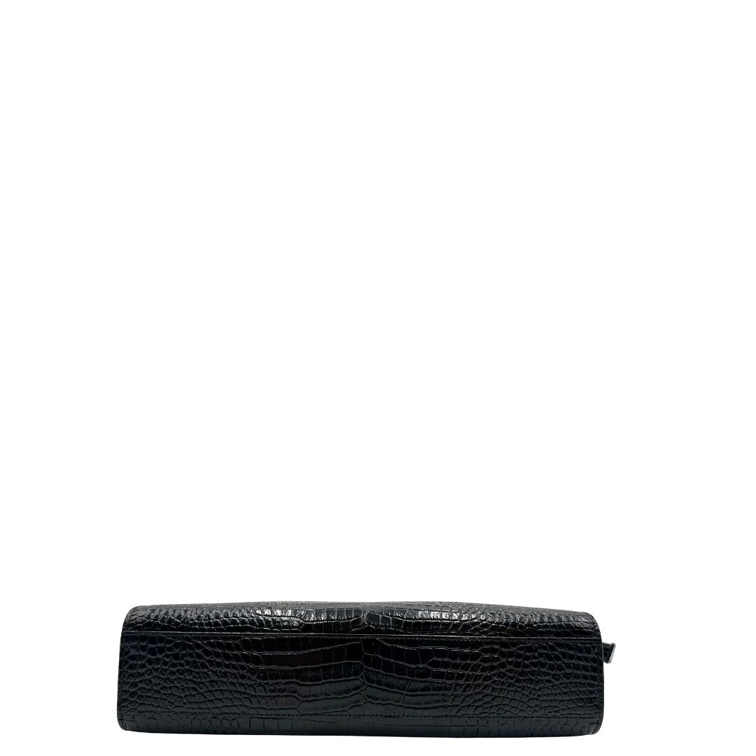 Base di una Borsa Saint Laurent in pelle nera in trama cocco con parti metalliche dorate. Munita di una tracolla regolabile con fibbia. Originale, usata, di lusso, in ottime condizioni.