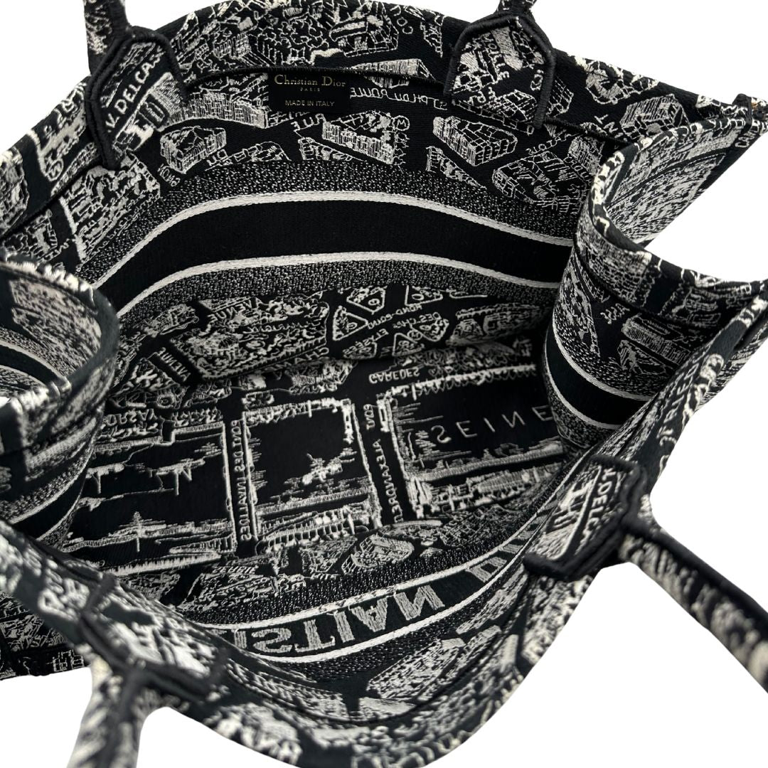 interno Borsa Christian Dior in tessuto ricamata con il motivo Plan de Paris nero e bianco; munita di doppi manici, indossabile a spalla e a mano. Completa di dustbag, di lusso, originale, ottime condizioni. 
