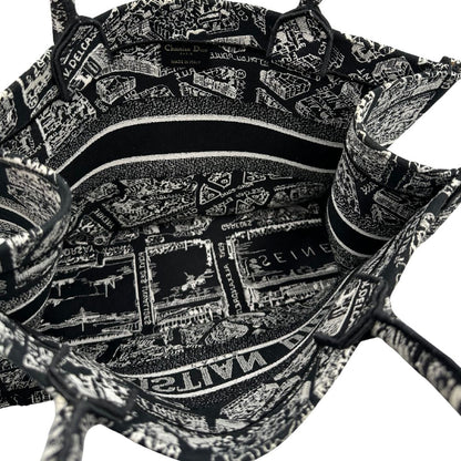 interno Borsa Christian Dior in tessuto ricamata con il motivo Plan de Paris nero e bianco; munita di doppi manici, indossabile a spalla e a mano. Completa di dustbag, di lusso, originale, ottime condizioni. 