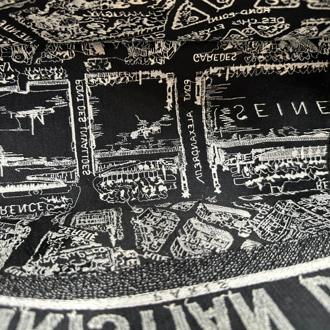 interno Borsa Christian Dior in tessuto ricamata con il motivo Plan de Paris nero e bianco; munita di doppi manici, indossabile a spalla e a mano. Completa di dustbag, di lusso, originale, ottime condizioni. 