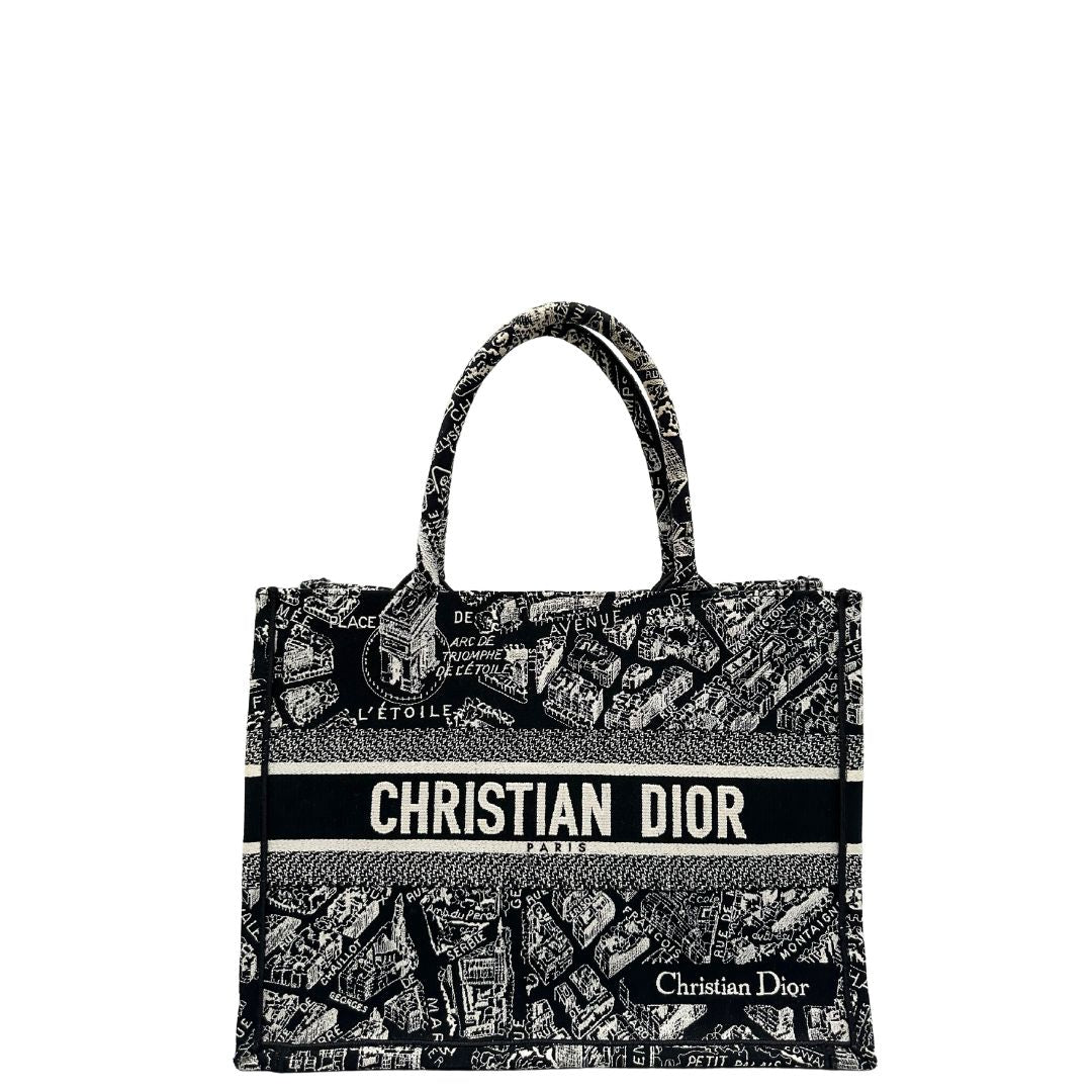 front Borsa Christian Dior in tessuto ricamata con il motivo Plan de Paris nero e bianco; munita di doppi manici, indossabile a spalla e a mano. Completa di dustbag, di lusso, originale, ottime condizioni. 