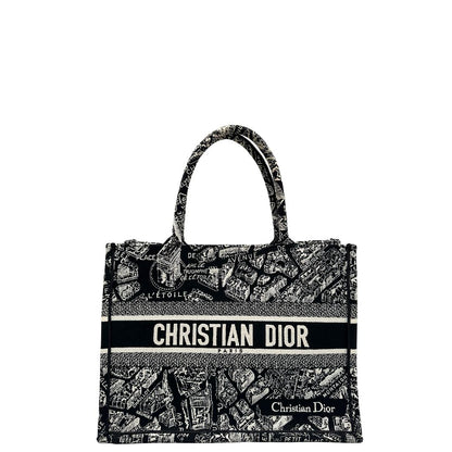 front Borsa Christian Dior in tessuto ricamata con il motivo Plan de Paris nero e bianco; munita di doppi manici, indossabile a spalla e a mano. Completa di dustbag, di lusso, originale, ottime condizioni. 