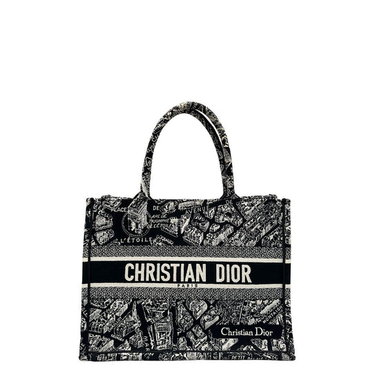 front Borsa Christian Dior in tessuto ricamata con il motivo Plan de Paris nero e bianco; munita di doppi manici, indossabile a spalla e a mano. Completa di dustbag, di lusso, originale, ottime condizioni. 