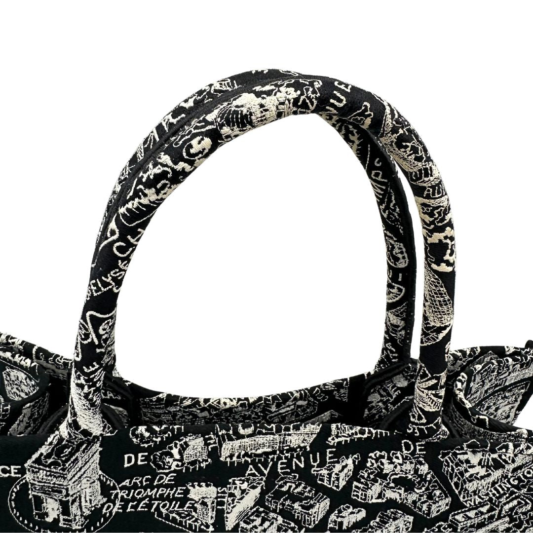 manici Borsa Christian Dior in tessuto ricamata con il motivo Plan de Paris nero e bianco; munita di doppi manici, indossabile a spalla e a mano. Completa di dustbag, di lusso, originale, ottime condizioni. 