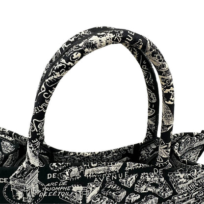 manici Borsa Christian Dior in tessuto ricamata con il motivo Plan de Paris nero e bianco; munita di doppi manici, indossabile a spalla e a mano. Completa di dustbag, di lusso, originale, ottime condizioni. 