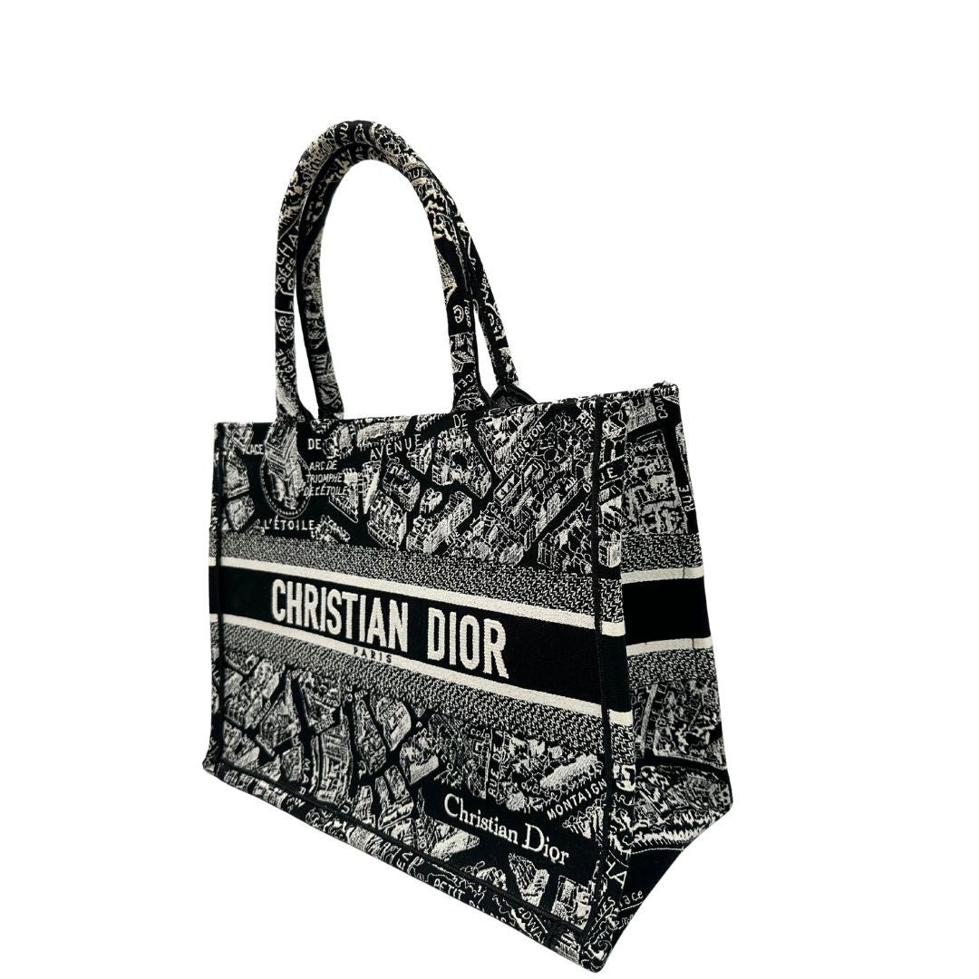 lato Borsa Christian Dior in tessuto ricamata con il motivo Plan de Paris nero e bianco; munita di doppi manici, indossabile a spalla e a mano. Completa di dustbag, di lusso, originale, ottime condizioni. 