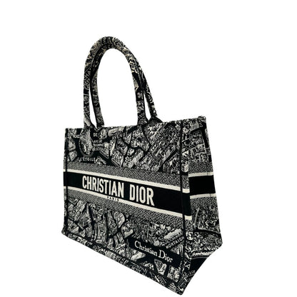 lato Borsa Christian Dior in tessuto ricamata con il motivo Plan de Paris nero e bianco; munita di doppi manici, indossabile a spalla e a mano. Completa di dustbag, di lusso, originale, ottime condizioni. 