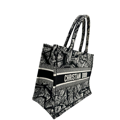 lato Borsa Christian Dior in tessuto ricamata con il motivo Plan de Paris nero e bianco; munita di doppi manici, indossabile a spalla e a mano. Completa di dustbag, di lusso, originale, ottime condizioni.