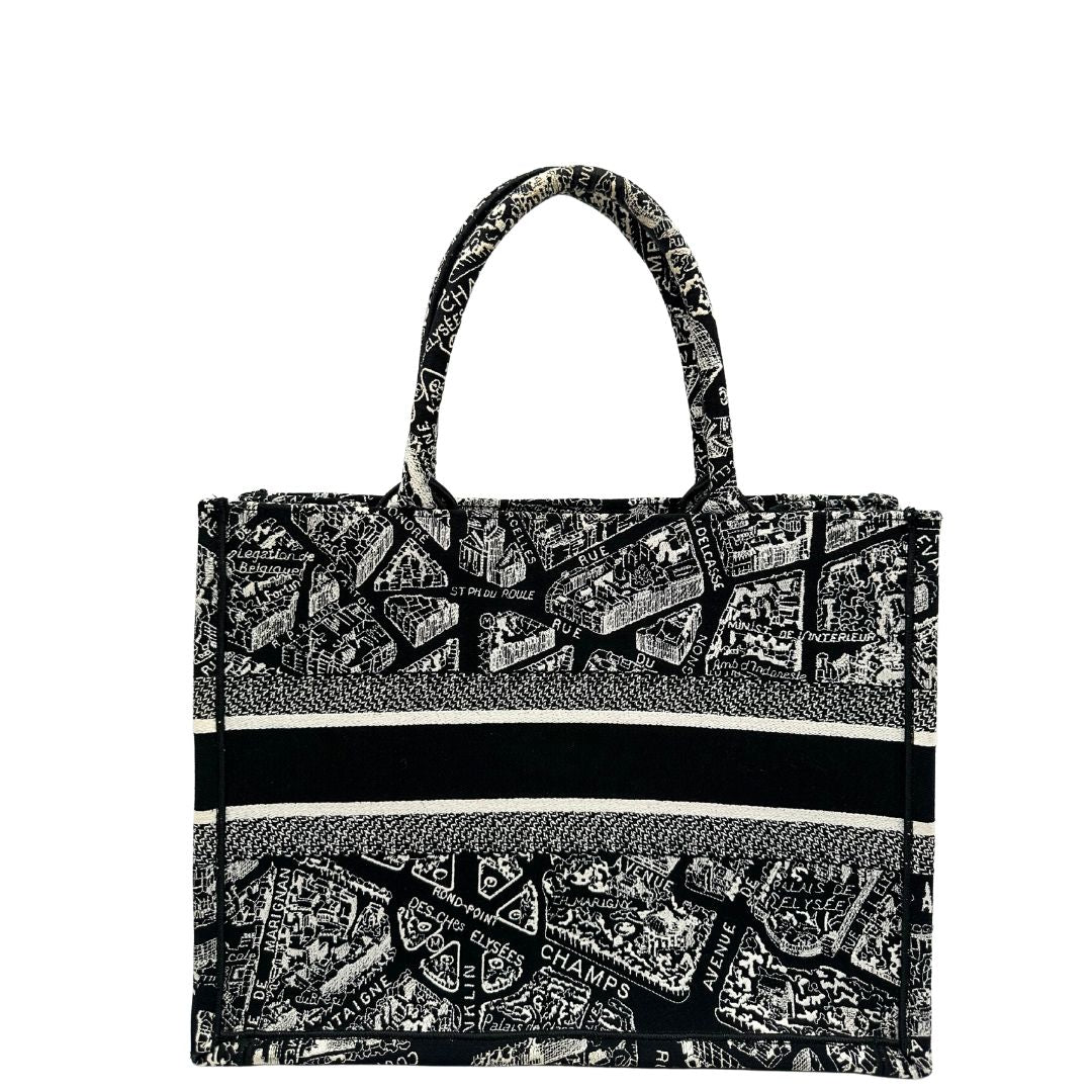 retro Borsa Christian Dior in tessuto ricamata con il motivo Plan de Paris nero e bianco; munita di doppi manici, indossabile a spalla e a mano. Completa di dustbag, di lusso, originale, ottime condizioni. 
