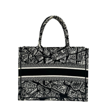retro Borsa Christian Dior in tessuto ricamata con il motivo Plan de Paris nero e bianco; munita di doppi manici, indossabile a spalla e a mano. Completa di dustbag, di lusso, originale, ottime condizioni. 