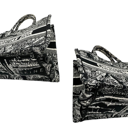 angoli Borsa Christian Dior in tessuto ricamata con il motivo Plan de Paris nero e bianco; munita di doppi manici, indossabile a spalla e a mano. Completa di dustbag, di lusso, originale, ottime condizioni. 