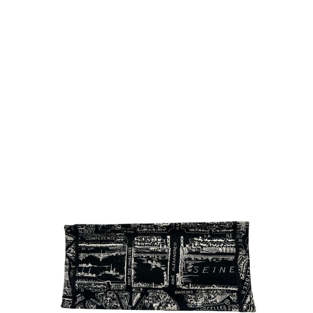 base Borsa Christian Dior in tessuto ricamata con il motivo Plan de Paris nero e bianco; munita di doppi manici, indossabile a spalla e a mano. Completa di dustbag, di lusso, originale, ottime condizioni.