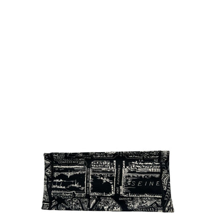base Borsa Christian Dior in tessuto ricamata con il motivo Plan de Paris nero e bianco; munita di doppi manici, indossabile a spalla e a mano. Completa di dustbag, di lusso, originale, ottime condizioni.