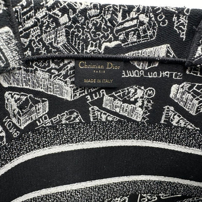 interno Borsa Christian Dior in tessuto ricamata con il motivo Plan de Paris nero e bianco; munita di doppi manici, indossabile a spalla e a mano. Completa di dustbag, di lusso, originale, ottime condizioni. 