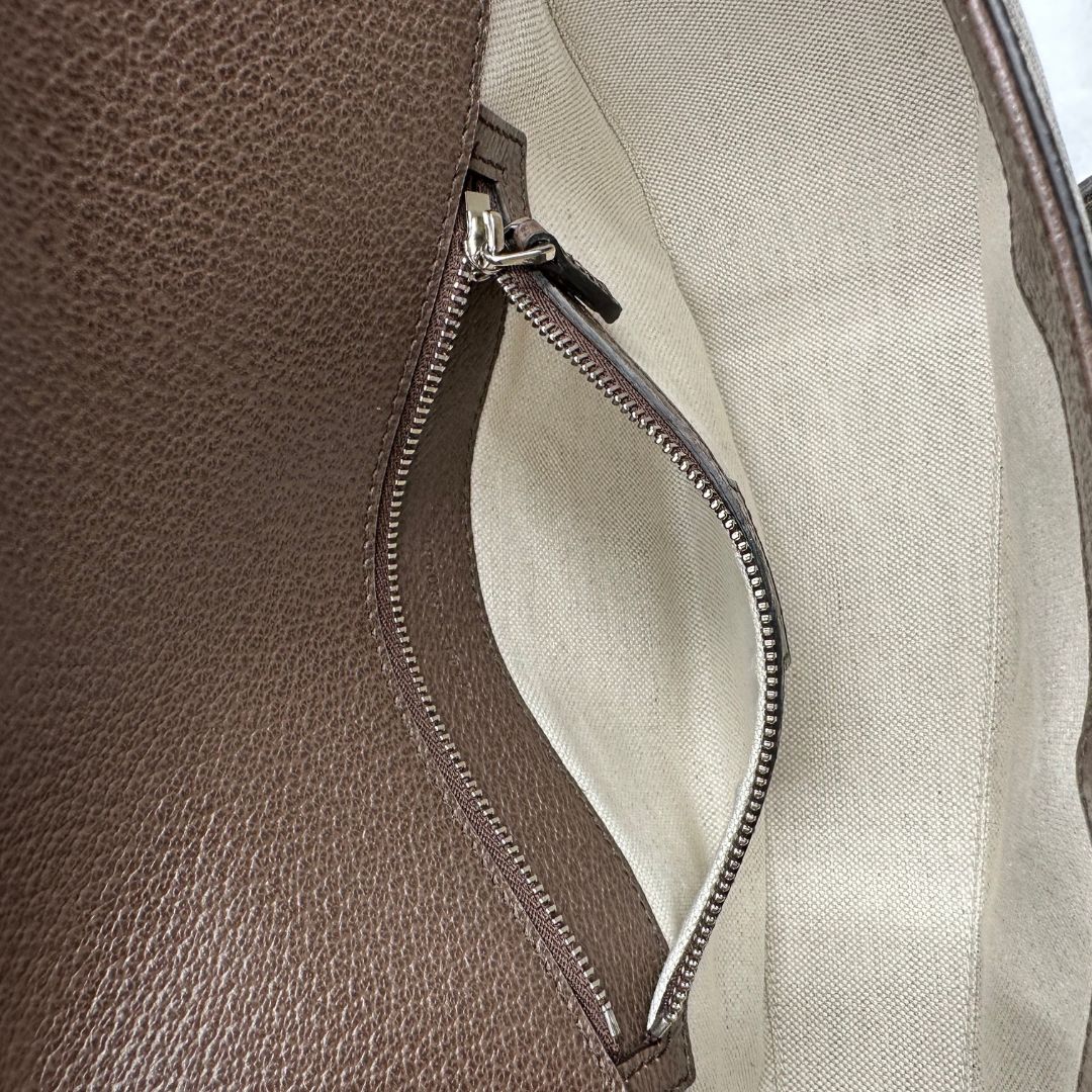 interno Borsa Gucci in canvas GG tortora con parti metalliche argentate; munita di un manico singolo leggermente allungabile; impreziosita da dettaglio Horsebit sulla chiusura e finiture in pelle marroni. Completa di dustbag, di lusso, originale, eccellenti condizioni, usata. 