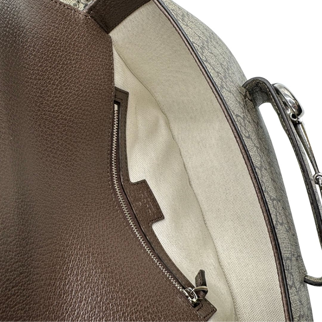 interno Borsa Gucci in canvas GG tortora con parti metalliche argentate; munita di un manico singolo leggermente allungabile; impreziosita da dettaglio Horsebit sulla chiusura e finiture in pelle marroni. Completa di dustbag, di lusso, originale, eccellenti condizioni, usata. 