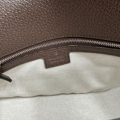 interno Borsa Gucci in canvas GG tortora con parti metalliche argentate; munita di un manico singolo leggermente allungabile; impreziosita da dettaglio Horsebit sulla chiusura e finiture in pelle marroni. Completa di dustbag, di lusso, originale, eccellenti condizioni, usata. 