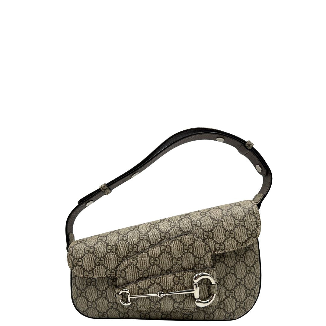 front Borsa Gucci in canvas GG tortora con parti metalliche argentate; munita di un manico singolo leggermente allungabile; impreziosita da dettaglio Horsebit sulla chiusura e finiture in pelle marroni. Completa di dustbag, di lusso, originale, eccellenti condizioni, usata. 