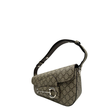lato Borsa Gucci in canvas GG tortora con parti metalliche argentate; munita di un manico singolo leggermente allungabile; impreziosita da dettaglio Horsebit sulla chiusura e finiture in pelle marroni. Completa di dustbag, di lusso, originale, eccellenti condizioni, usata. 