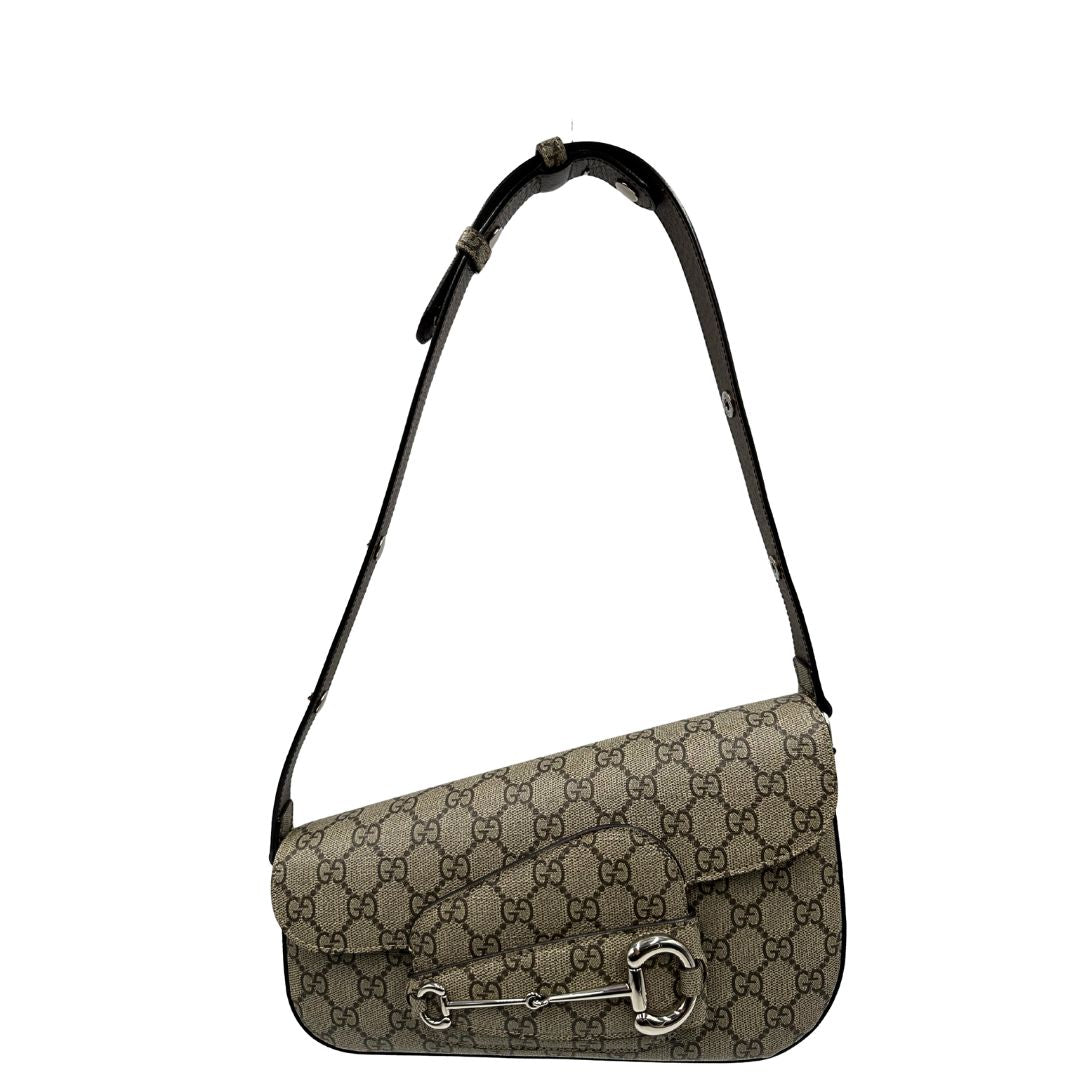 front Borsa Gucci in canvas GG tortora con parti metalliche argentate; munita di un manico singolo leggermente allungabile; impreziosita da dettaglio Horsebit sulla chiusura e finiture in pelle marroni. Completa di dustbag, di lusso, originale, eccellenti condizioni, usata. 