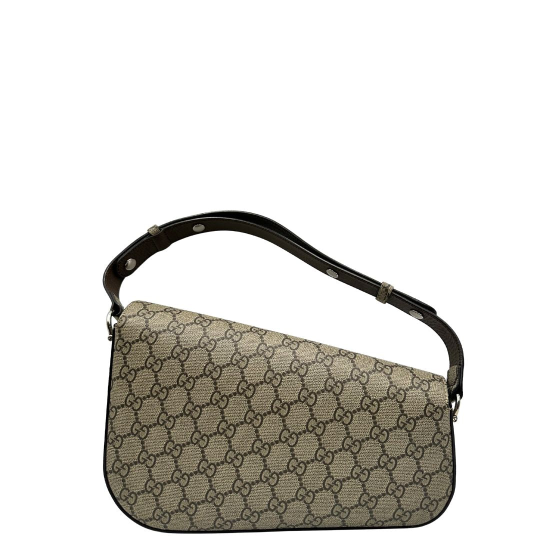 retro Borsa Gucci in canvas GG tortora con parti metalliche argentate; munita di un manico singolo leggermente allungabile; impreziosita da dettaglio Horsebit sulla chiusura e finiture in pelle marroni. Completa di dustbag, di lusso, originale, eccellenti condizioni, usata. 