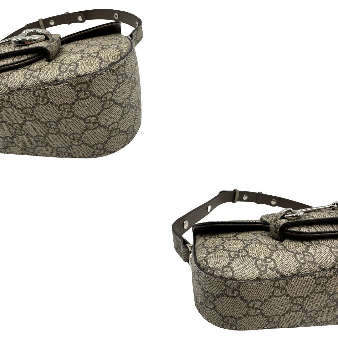 angoli Borsa Gucci in canvas GG tortora con parti metalliche argentate; munita di un manico singolo leggermente allungabile; impreziosita da dettaglio Horsebit sulla chiusura e finiture in pelle marroni. Completa di dustbag, di lusso, originale, eccellenti condizioni, usata. 