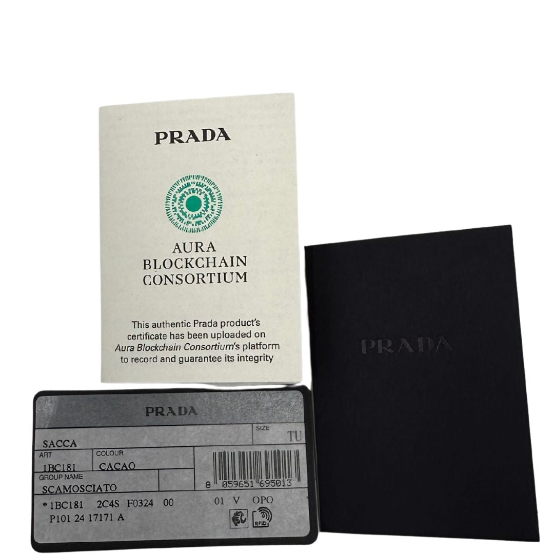 Borsa Prada in pelle scamosciata marrone con parti metalliche dorate; munita di un manico singolo regolabile; indossabile a spalla o a tracolla. Completa di dustbag, di lusso, originale, ottime condizioni, usata. 