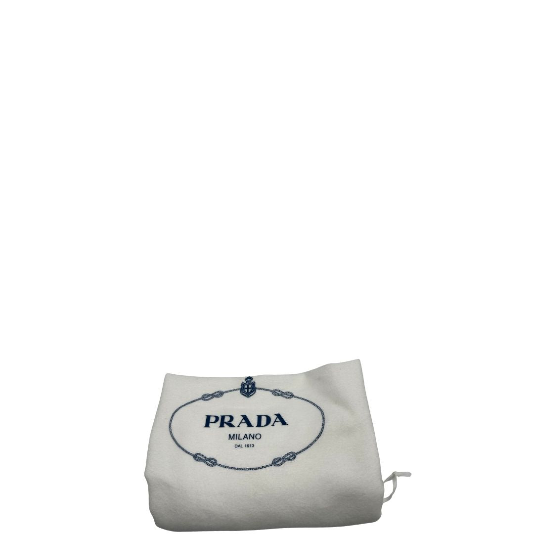 dustbag Borsa Prada in pelle scamosciata marrone con parti metalliche dorate; munita di un manico singolo regolabile; indossabile a spalla o a tracolla. Completa di dustbag, di lusso, originale, ottime condizioni, usata. 