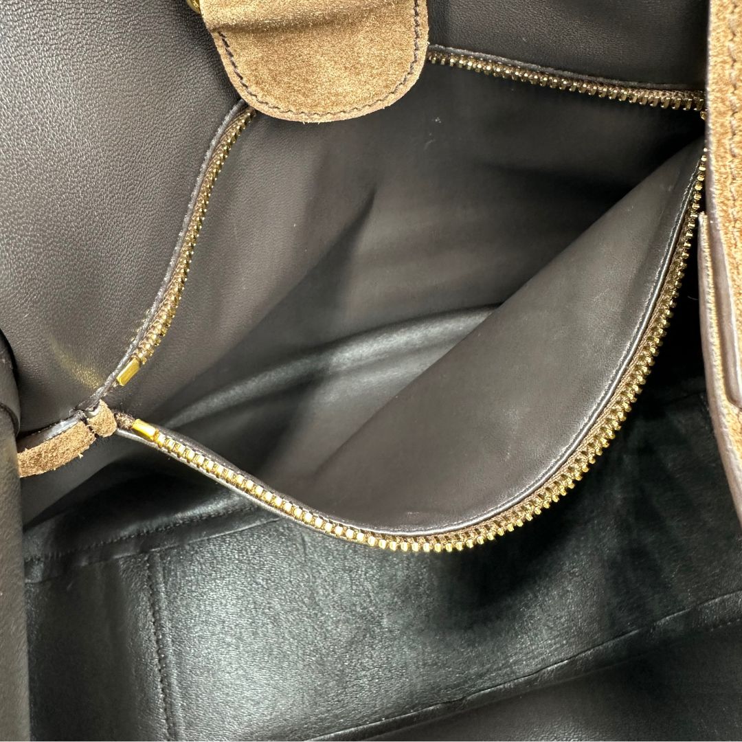 interno Borsa Prada in pelle scamosciata marrone con parti metalliche dorate; munita di un manico singolo regolabile; indossabile a spalla o a tracolla. Completa di dustbag, di lusso, originale, ottime condizioni, usata. 