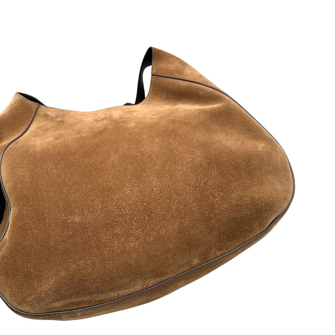 segni di utilizzo Borsa Prada in pelle scamosciata marrone con parti metalliche dorate; munita di un manico singolo regolabile; indossabile a spalla o a tracolla. Completa di dustbag, di lusso, originale, ottime condizioni, usata. 