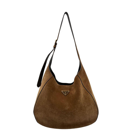 front Borsa Prada in pelle scamosciata marrone con parti metalliche dorate; munita di un manico singolo regolabile; indossabile a spalla o a tracolla. Completa di dustbag, di lusso, originale, ottime condizioni, usata. 