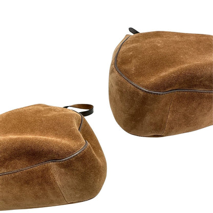 angoli Borsa Prada in pelle scamosciata marrone con parti metalliche dorate; munita di un manico singolo regolabile; indossabile a spalla o a tracolla. Completa di dustbag, di lusso, originale, ottime condizioni, usata. 