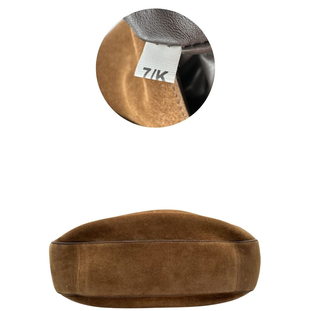 base Borsa Prada in pelle scamosciata marrone con parti metalliche dorate; munita di un manico singolo regolabile; indossabile a spalla o a tracolla. Completa di dustbag, di lusso, originale, ottime condizioni, usata. 