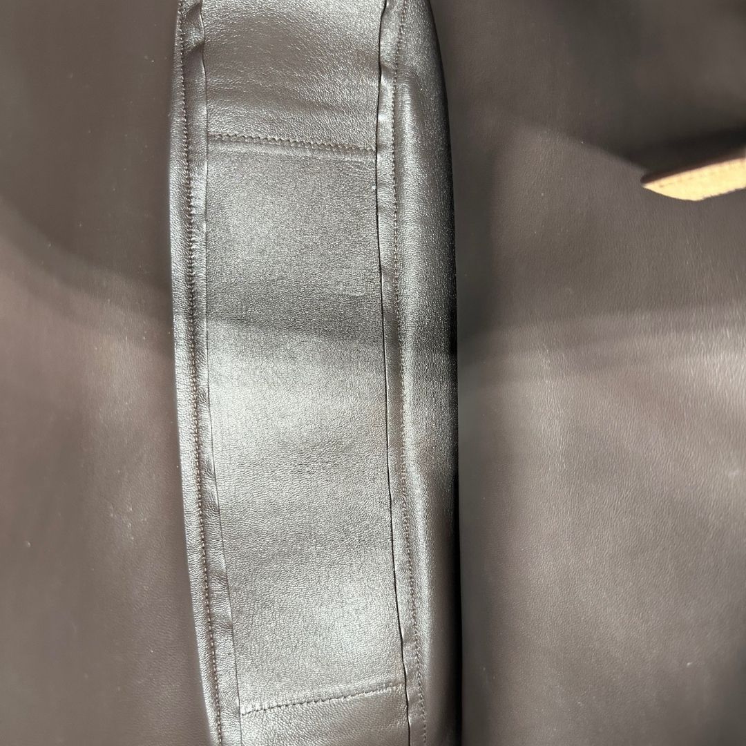 interno Borsa Prada in pelle scamosciata marrone con parti metalliche dorate; munita di un manico singolo regolabile; indossabile a spalla o a tracolla. Completa di dustbag, di lusso, originale, ottime condizioni, usata. 