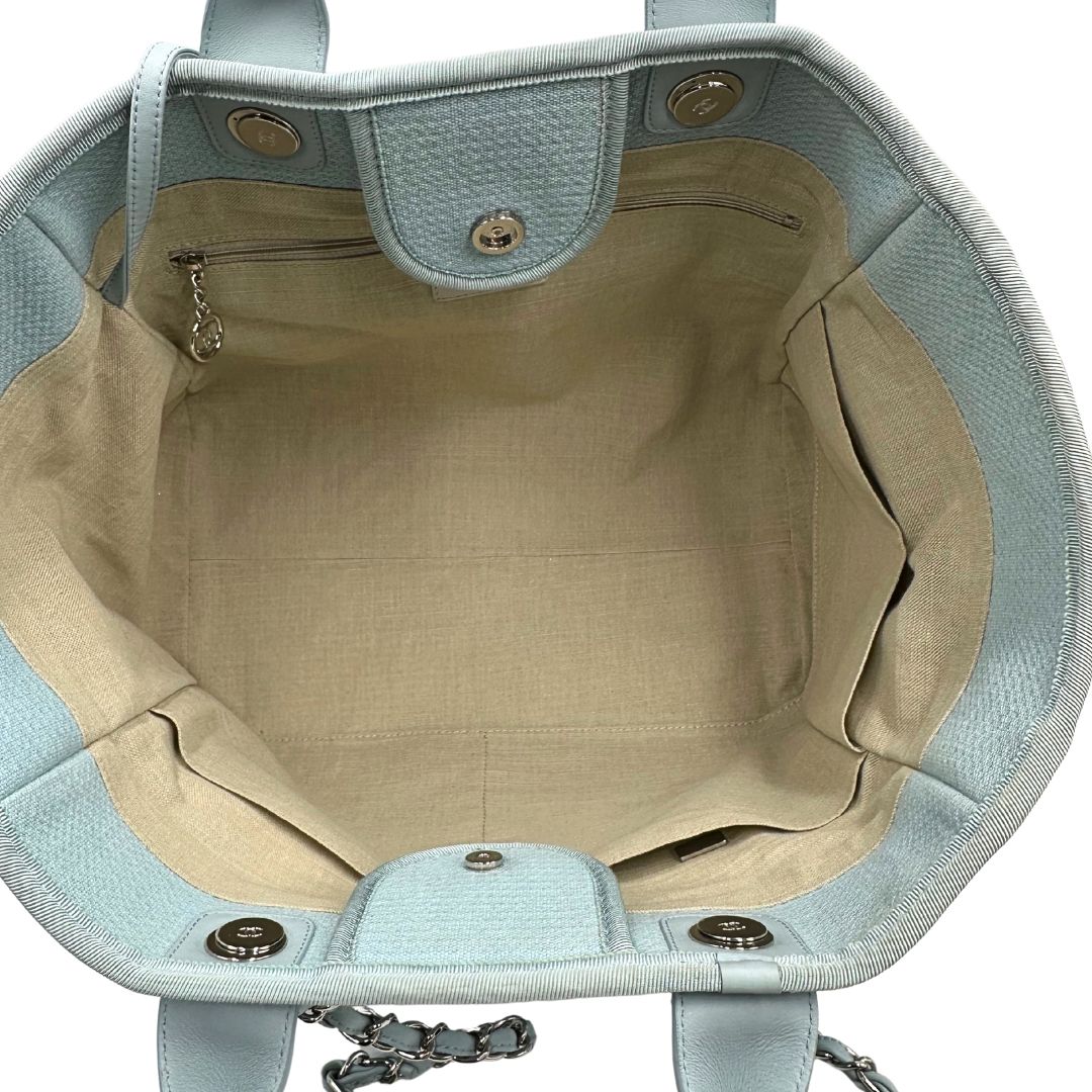 interno della Borsa Chanel in tessuto azzurro con parti metalliche argentate; munita di una pochette estraibile e amovibile, doppi manici per portarla a mano e doppi manici in catena e pelle per portarla a spalla. Completa di dustbag, di lusso, originale, usata. 