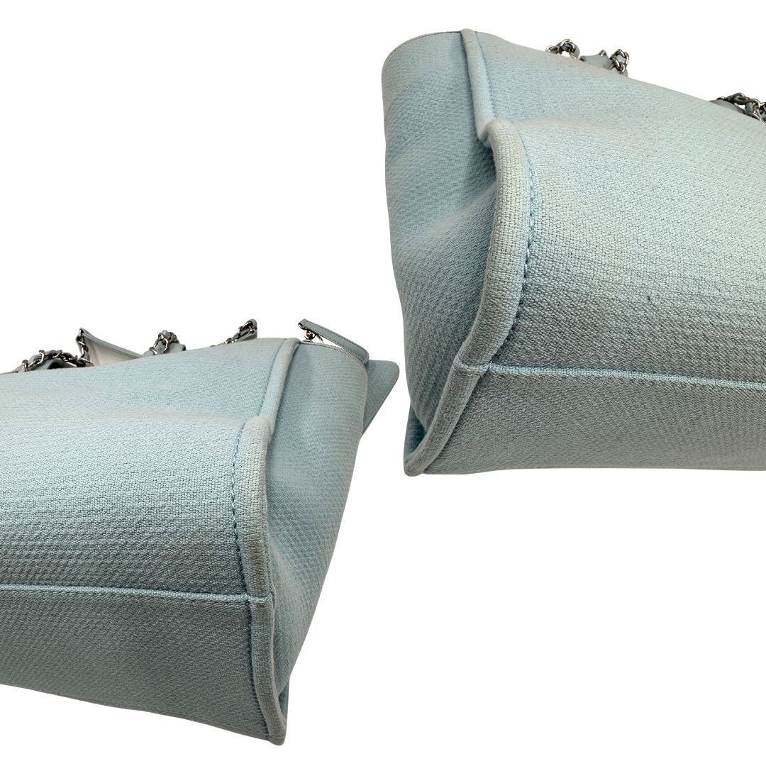 angoli Borsa Chanel in tessuto azzurro con parti metalliche argentate; munita di una pochette estraibile e amovibile, doppi manici per portarla a mano e doppi manici in catena e pelle per portarla a spalla. Completa di dustbag, di lusso, originale, usata. 