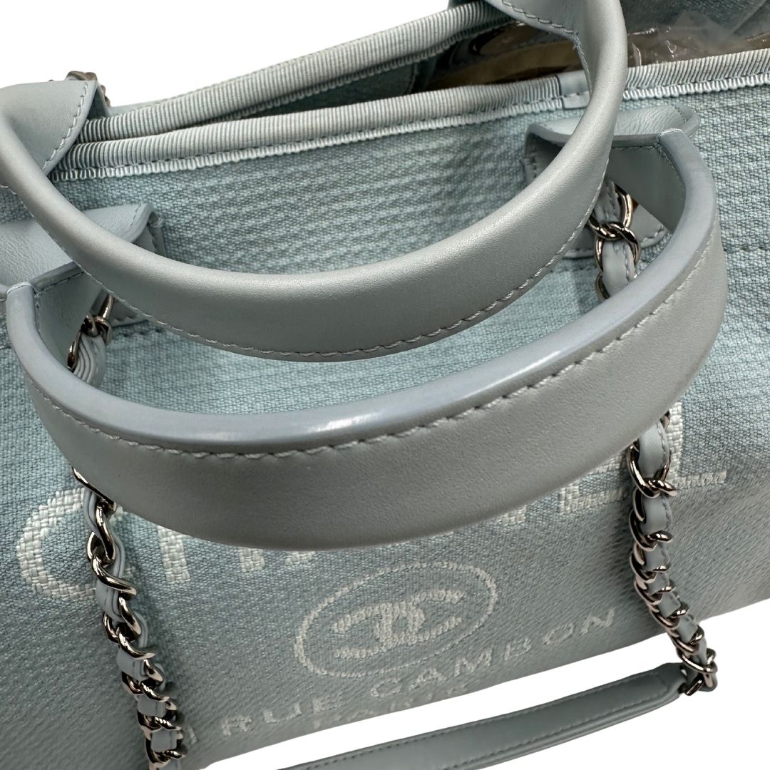 manici Borsa Chanel in tessuto azzurro con parti metalliche argentate; munita di una pochette estraibile e amovibile, doppi manici per portarla a mano e doppi manici in catena e pelle per portarla a spalla. Completa di dustbag, di lusso, originale, usata. 