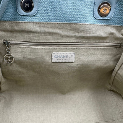 interno della Borsa Chanel in tessuto azzurro con parti metalliche argentate; munita di una pochette estraibile e amovibile, doppi manici per portarla a mano e doppi manici in catena e pelle per portarla a spalla. Completa di dustbag, di lusso, originale, usata. 