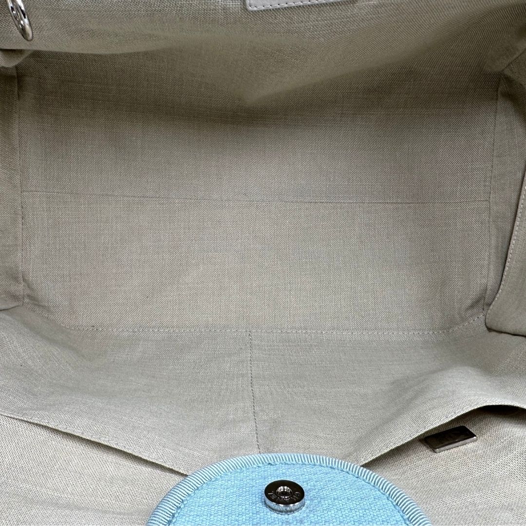 interno della Borsa Chanel in tessuto azzurro con parti metalliche argentate; munita di una pochette estraibile e amovibile, doppi manici per portarla a mano e doppi manici in catena e pelle per portarla a spalla. Completa di dustbag, di lusso, originale, usata. 