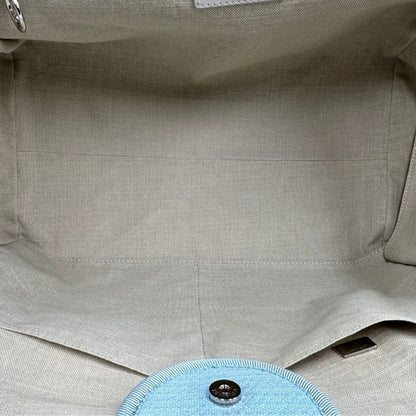 interno della Borsa Chanel in tessuto azzurro con parti metalliche argentate; munita di una pochette estraibile e amovibile, doppi manici per portarla a mano e doppi manici in catena e pelle per portarla a spalla. Completa di dustbag, di lusso, originale, usata. 