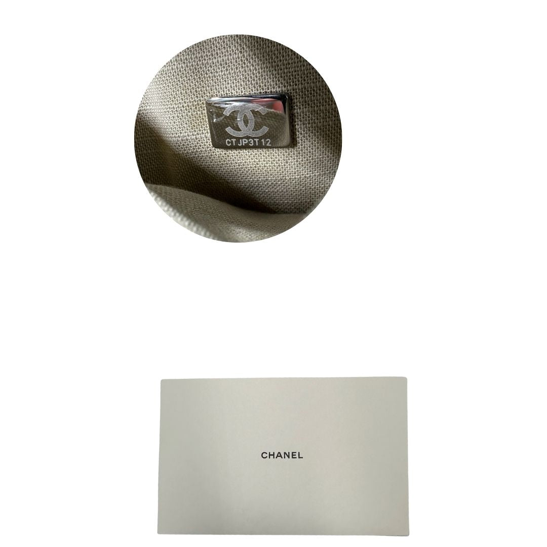 codice interno della Borsa Chanel in tessuto azzurro con parti metalliche argentate; munita di una pochette estraibile e amovibile, doppi manici per portarla a mano e doppi manici in catena e pelle per portarla a spalla. Completa di dustbag, di lusso, originale, usata. 
