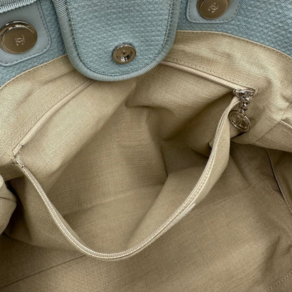 interno della Borsa Chanel in tessuto azzurro con parti metalliche argentate; munita di una pochette estraibile e amovibile, doppi manici per portarla a mano e doppi manici in catena e pelle per portarla a spalla. Completa di dustbag, di lusso, originale, usata. 