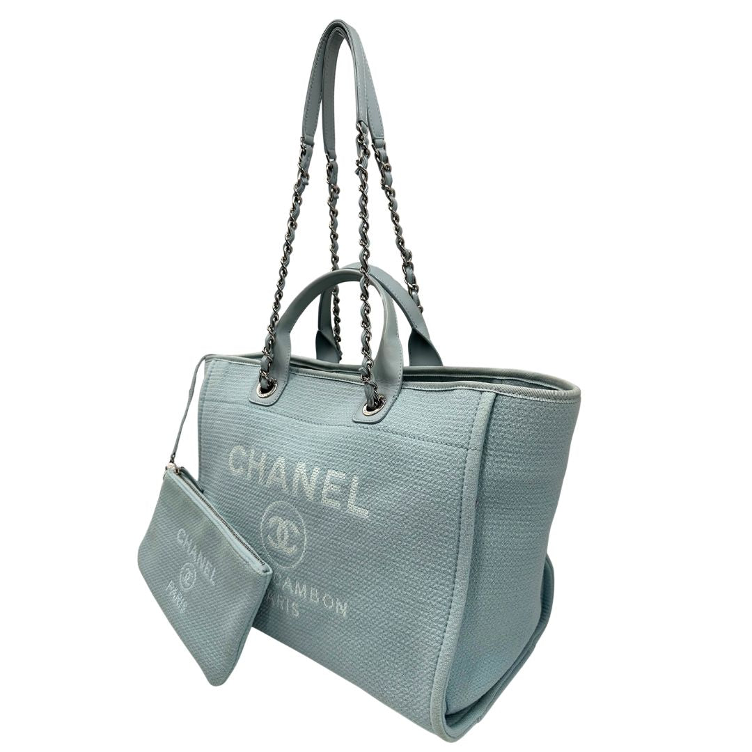 lato Borsa Chanel in tessuto azzurro con parti metalliche argentate; munita di una pochette estraibile e amovibile, doppi manici per portarla a mano e doppi manici in catena e pelle per portarla a spalla. Completa di dustbag, di lusso, originale, usata. 
