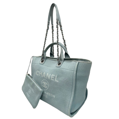 lato Borsa Chanel in tessuto azzurro con parti metalliche argentate; munita di una pochette estraibile e amovibile, doppi manici per portarla a mano e doppi manici in catena e pelle per portarla a spalla. Completa di dustbag, di lusso, originale, usata. 
