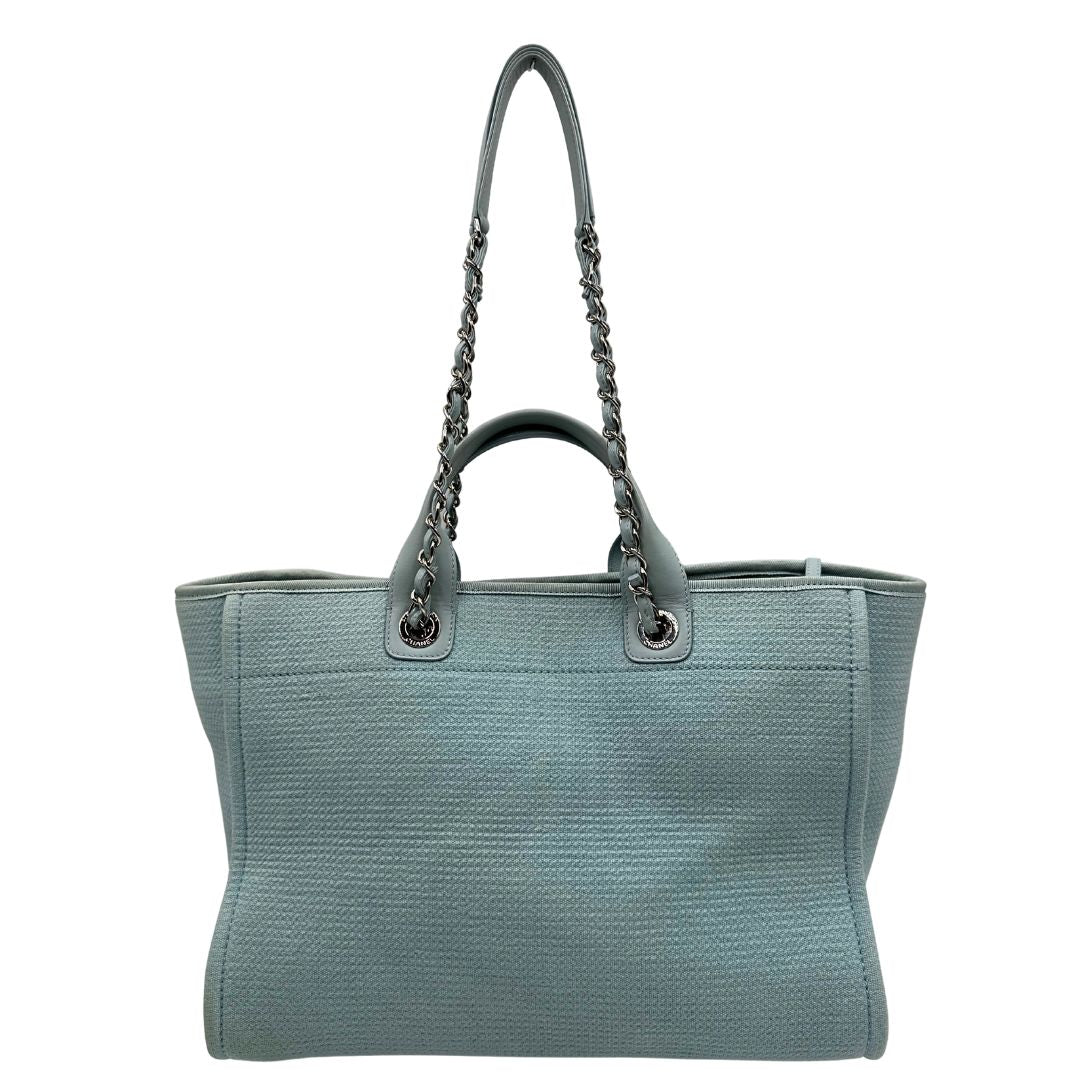 retro Borsa Chanel in tessuto azzurro con parti metalliche argentate; munita di una pochette estraibile e amovibile, doppi manici per portarla a mano e doppi manici in catena e pelle per portarla a spalla. Completa di dustbag, di lusso, originale, usata. 