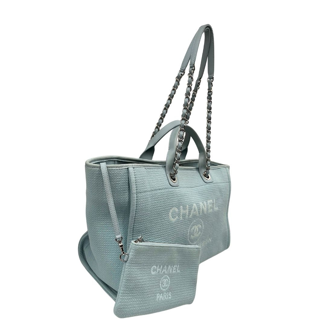 lato Borsa Chanel in tessuto azzurro con parti metalliche argentate; munita di una pochette estraibile e amovibile, doppi manici per portarla a mano e doppi manici in catena e pelle per portarla a spalla. Completa di dustbag, di lusso, originale, usata. 