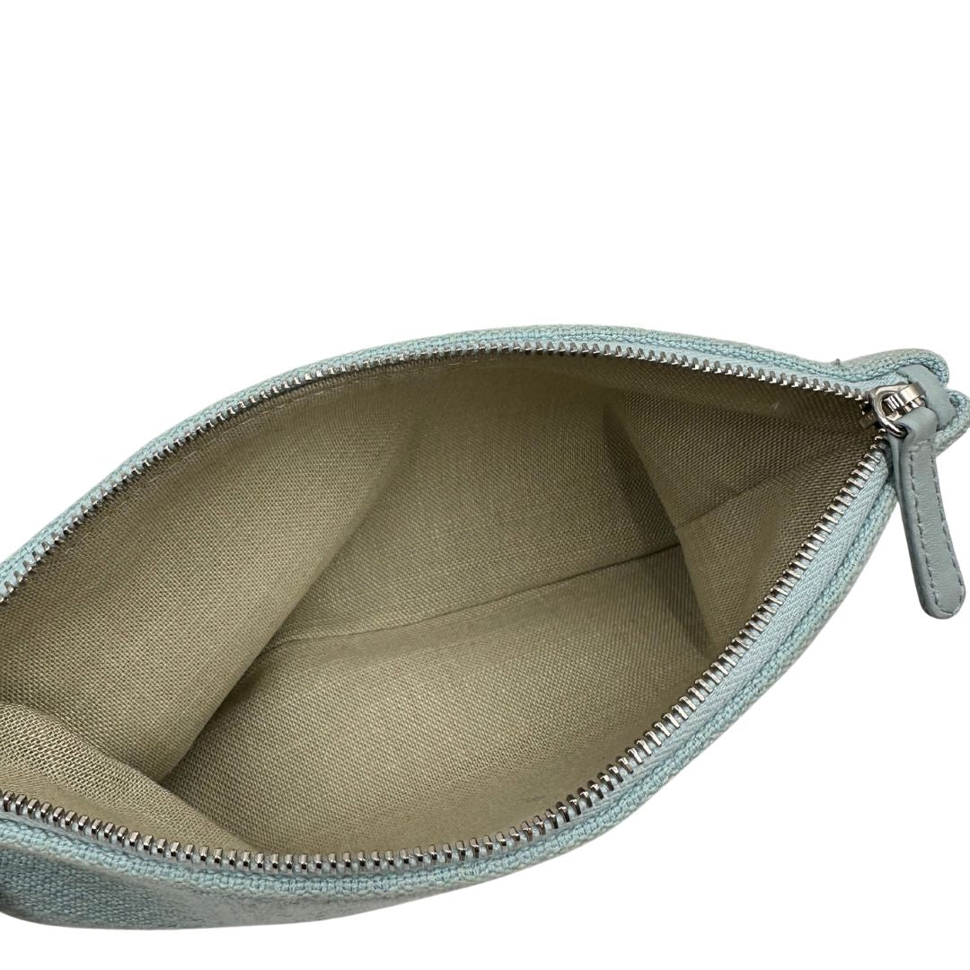 interno della Borsa Chanel in tessuto azzurro con parti metalliche argentate; munita di una pochette estraibile e amovibile, doppi manici per portarla a mano e doppi manici in catena e pelle per portarla a spalla. Completa di dustbag, di lusso, originale, usata. 