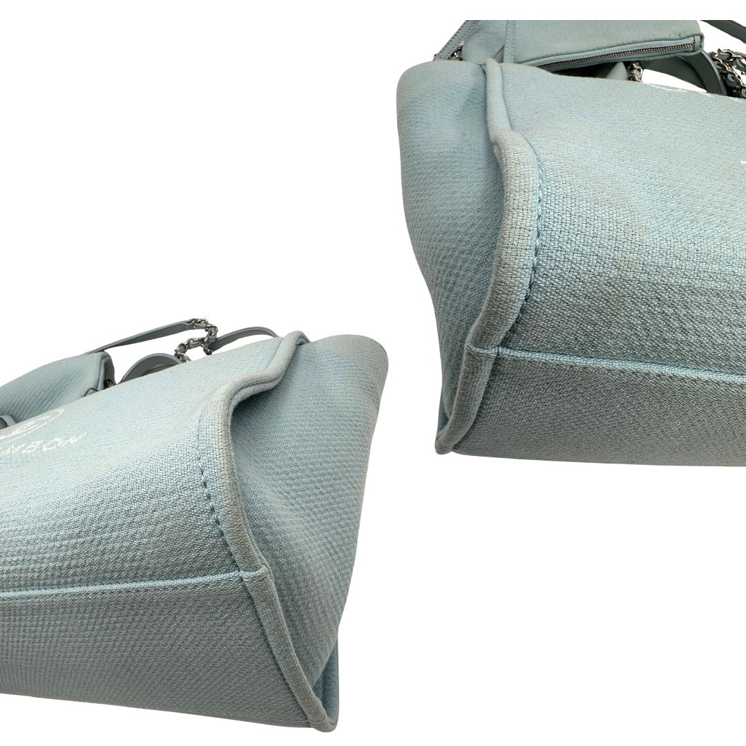 angoli Borsa Chanel in tessuto azzurro con parti metalliche argentate; munita di una pochette estraibile e amovibile, doppi manici per portarla a mano e doppi manici in catena e pelle per portarla a spalla. Completa di dustbag, di lusso, originale, usata.