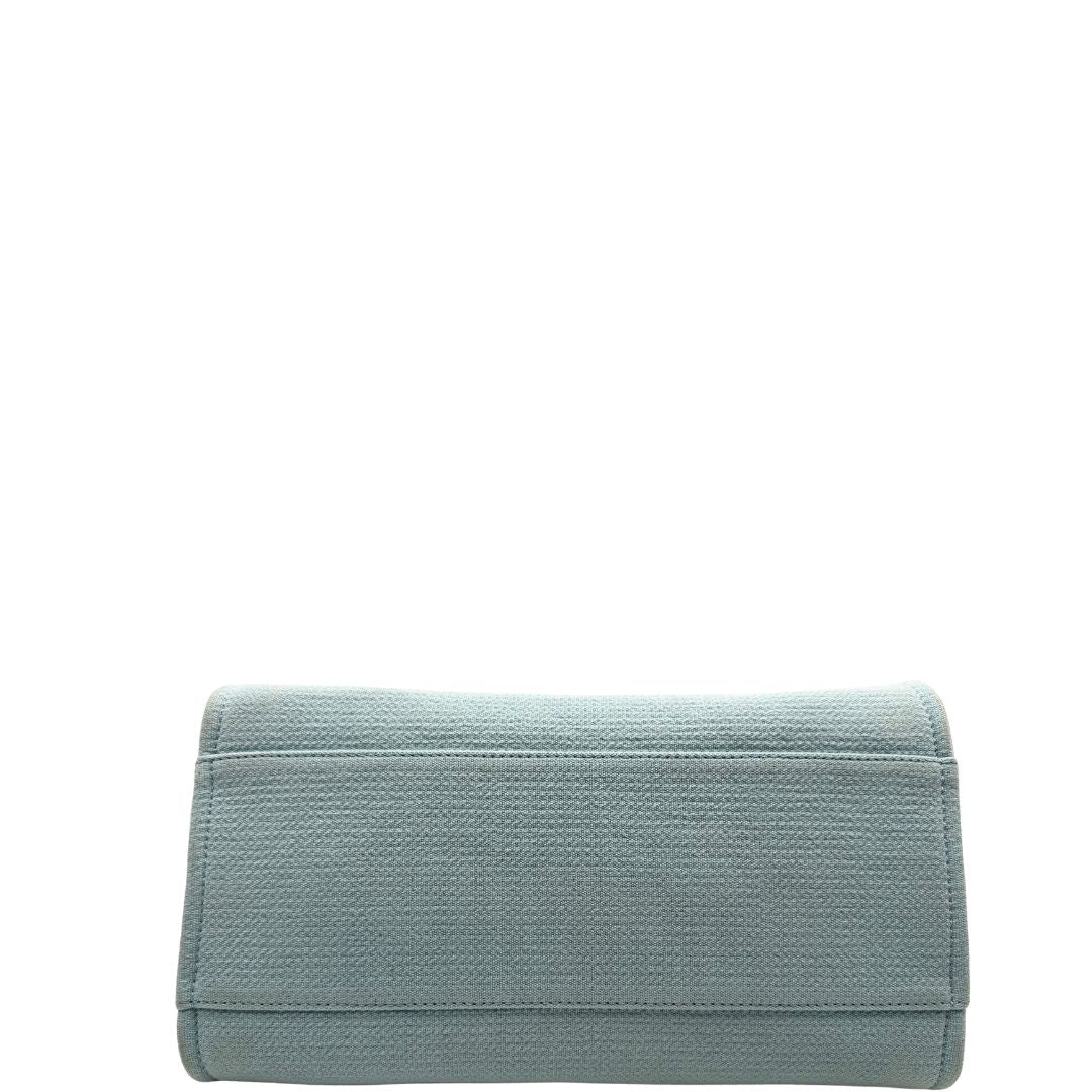 base Borsa Chanel in tessuto azzurro con parti metalliche argentate; munita di una pochette estraibile e amovibile, doppi manici per portarla a mano e doppi manici in catena e pelle per portarla a spalla. Completa di dustbag, di lusso, originale, usata. 