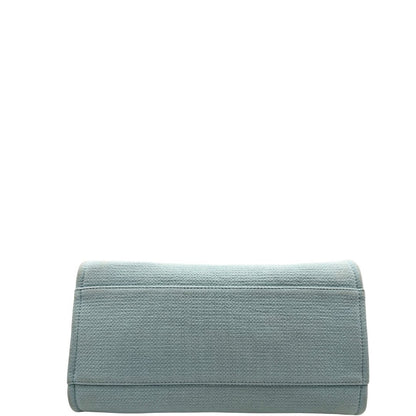 base Borsa Chanel in tessuto azzurro con parti metalliche argentate; munita di una pochette estraibile e amovibile, doppi manici per portarla a mano e doppi manici in catena e pelle per portarla a spalla. Completa di dustbag, di lusso, originale, usata. 